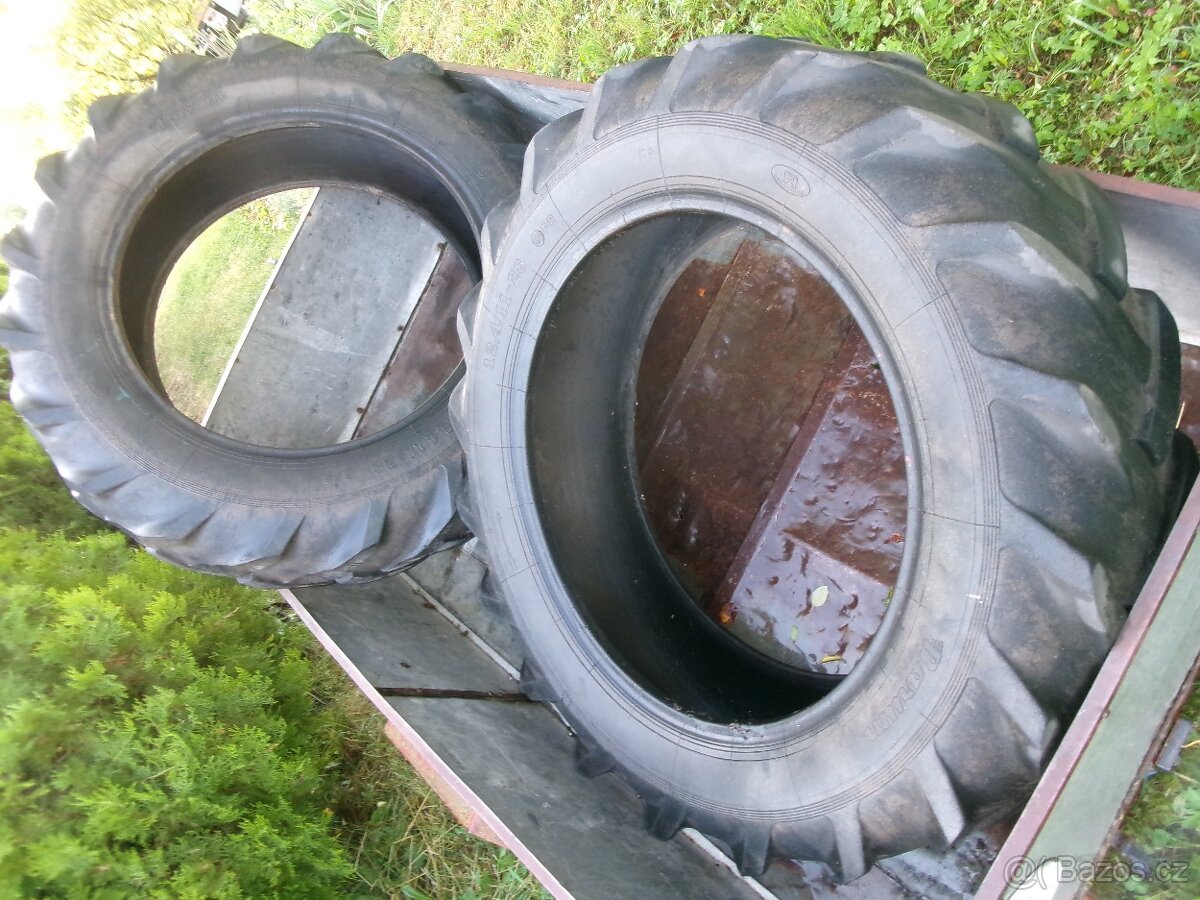 prodám ojeté pláště kol na traktor Zetor 30, nádrž, závěsnou - 2