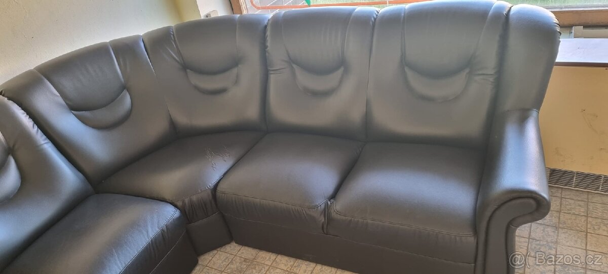 Velká sedačka z umělé kůže černá barva rozměr 3x2,10 - 2