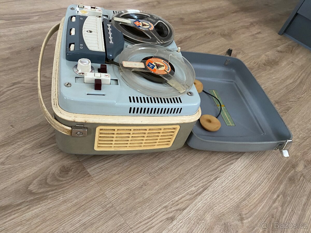 Starý páskový magnetofon - 2