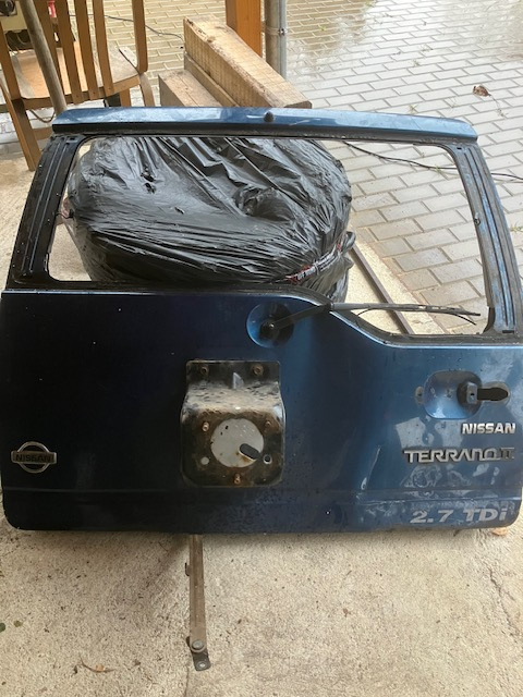 zadní dveře nissan terrano2 - 2