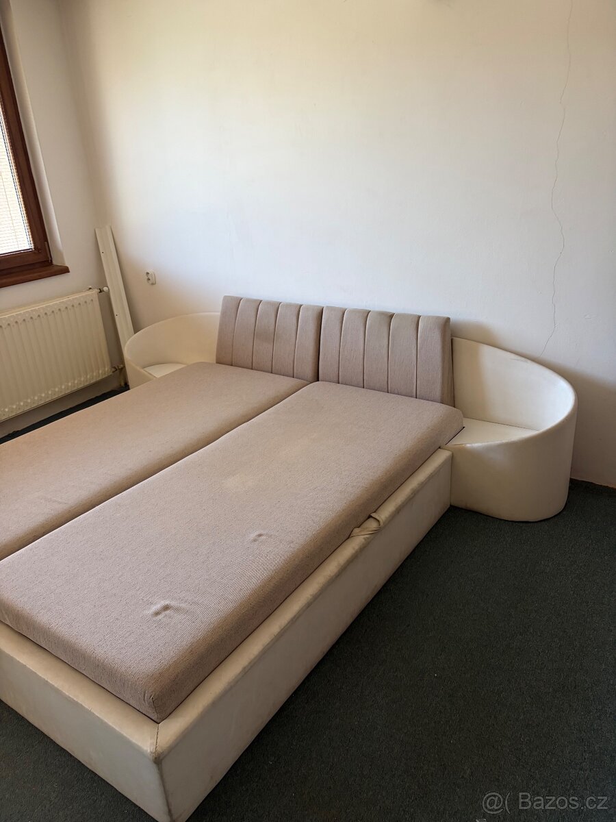 Postel s úložným prostorem a stolky - 2