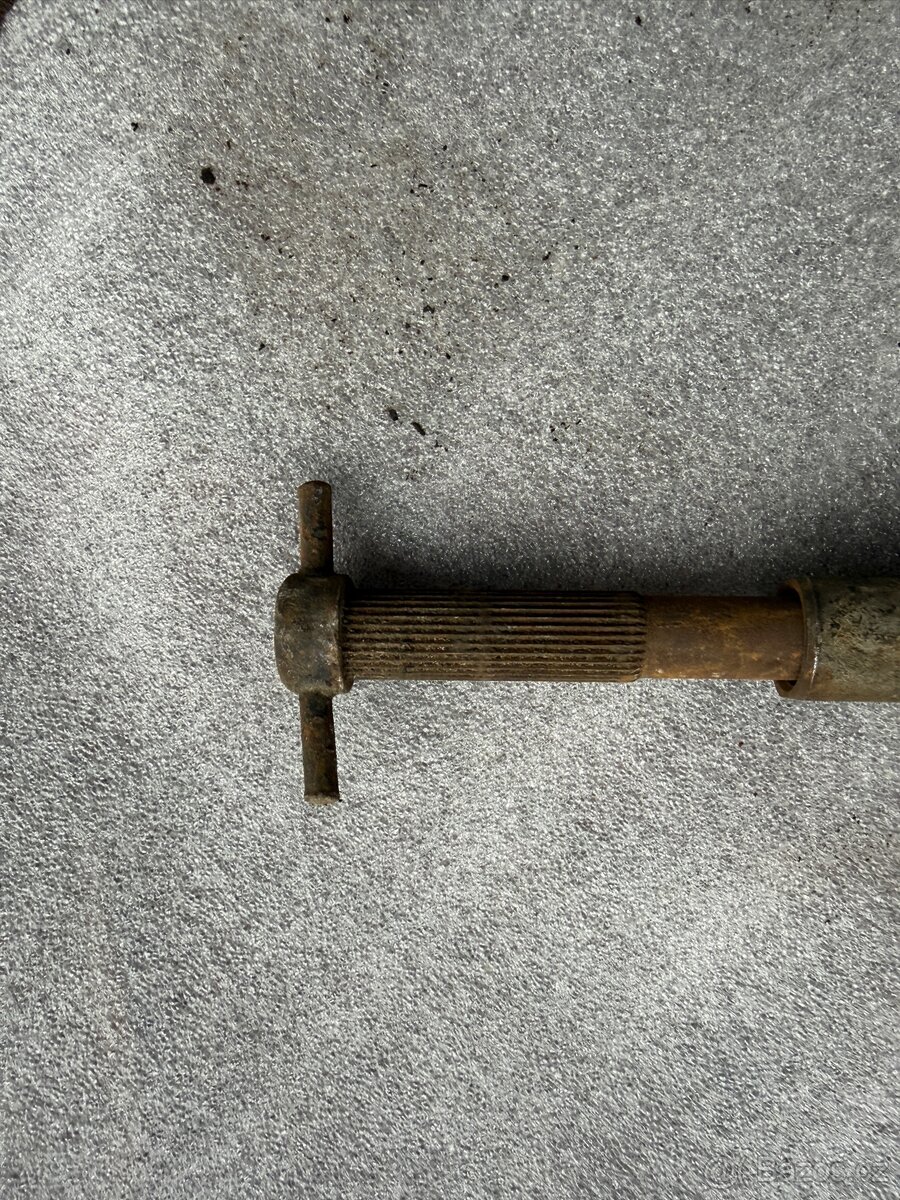 Čz 125T - osa předního kola - 2