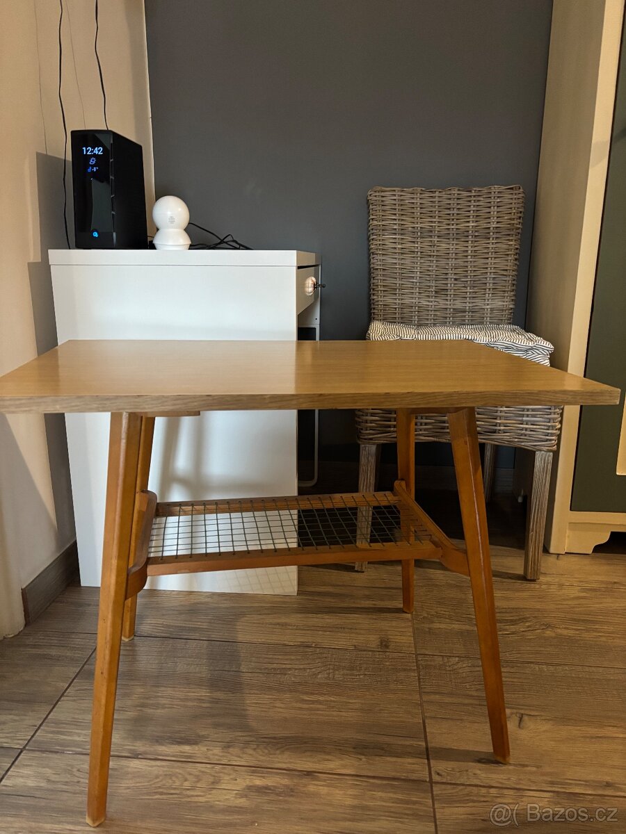 Dřevěný stolek - 2