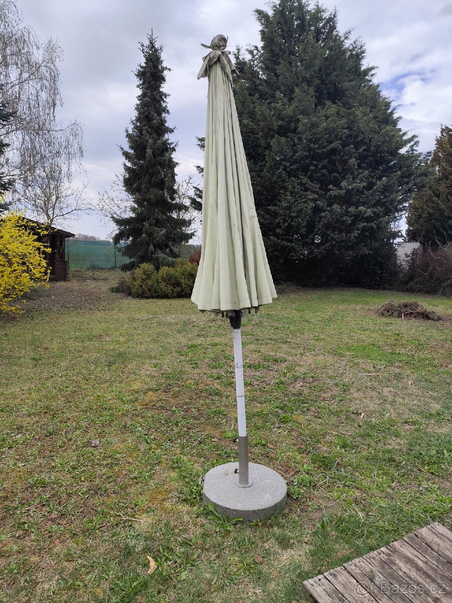 Žulový podstavec pod slunečník z OBI. - 2