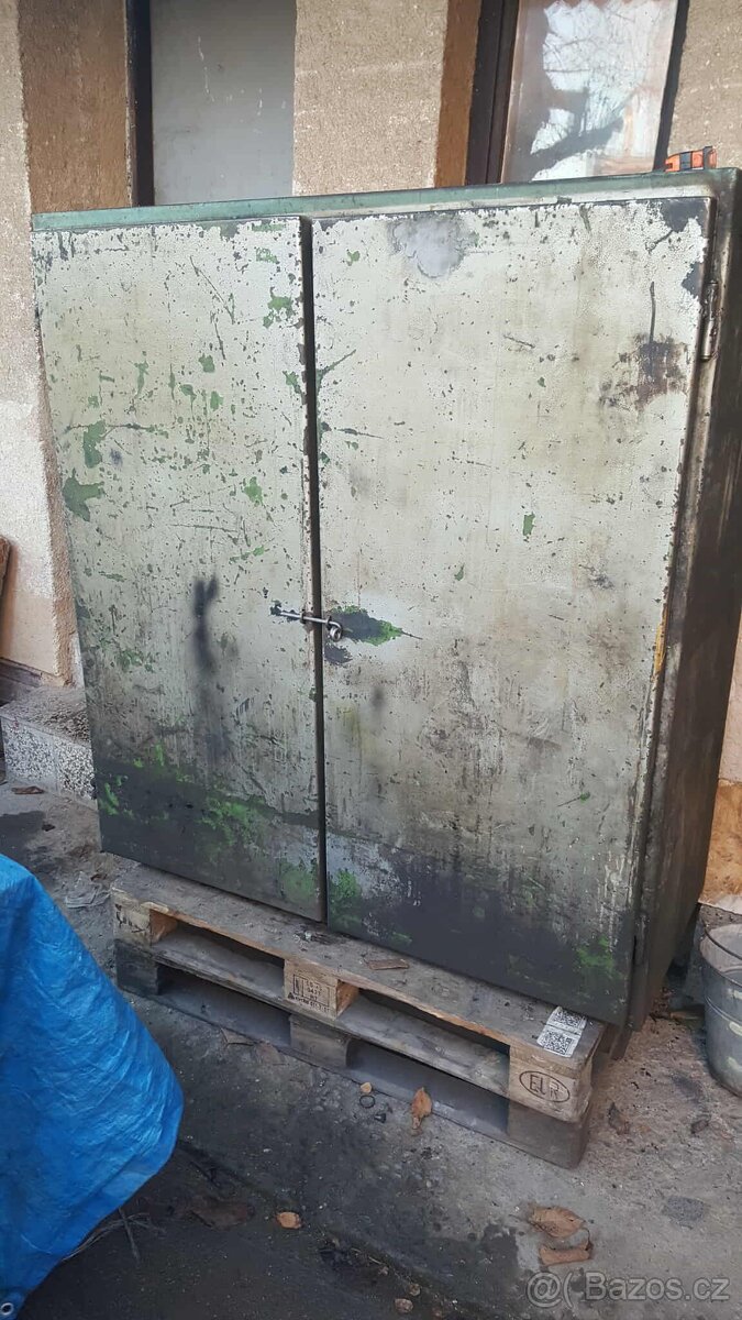 Plechová uzamykatelná skříň na strojní vybavení - 2