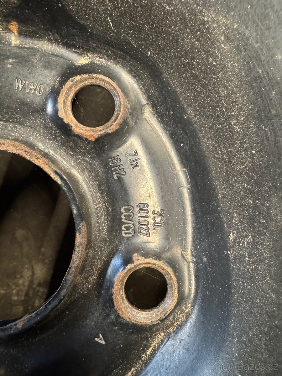 Plechové disky se zimní pneu. - 2