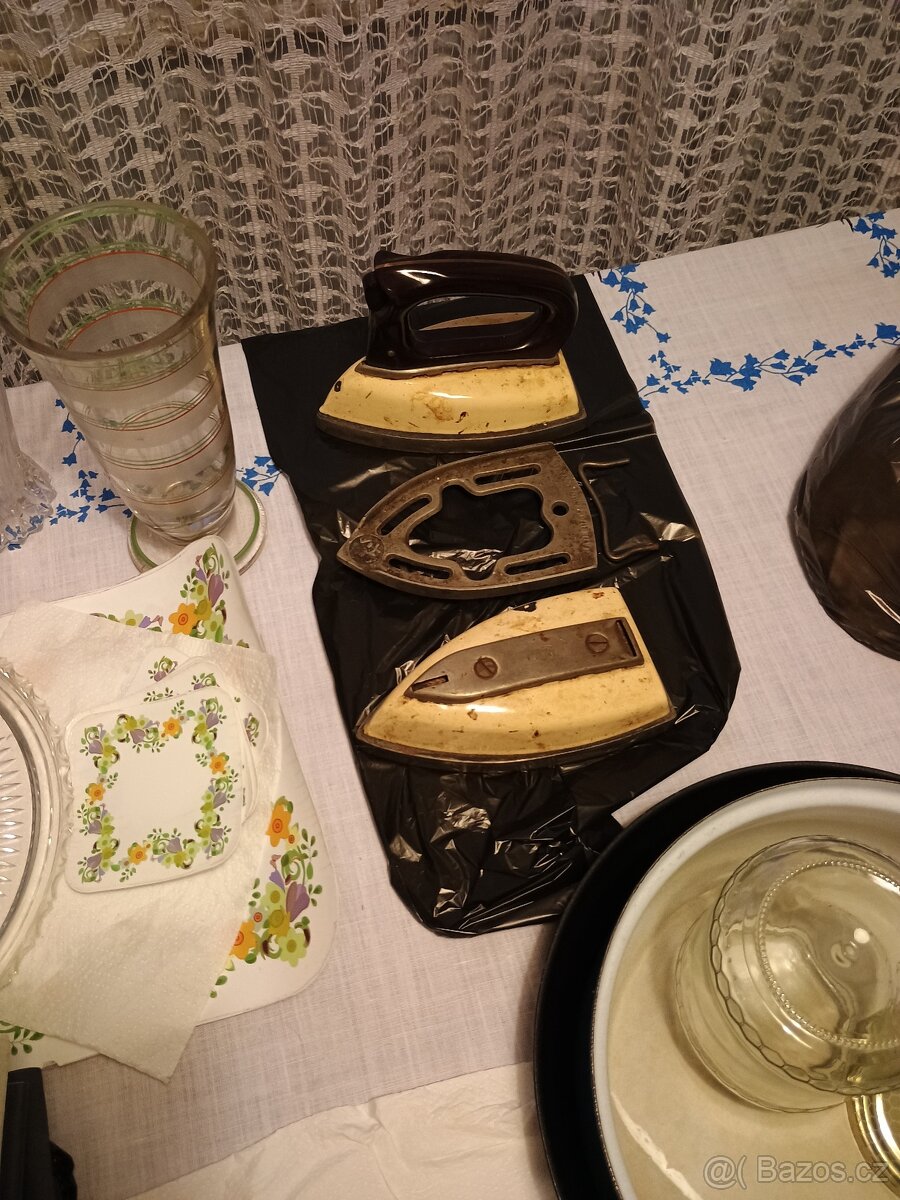 STAROŽITNÉ NAHŘÍVACÍ ŽEHLIČKY S PODSTAVCEM - 2