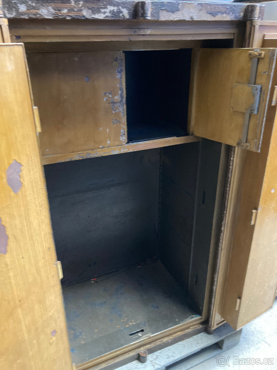 Trezor Popelka dvoudveřový starožitný 13.000 kč - 2