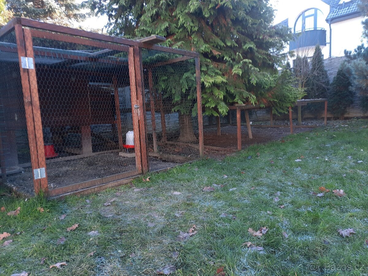 Zateplený kurník pro 8-10 slepic + oplocený výběh cca 25m2 - 2