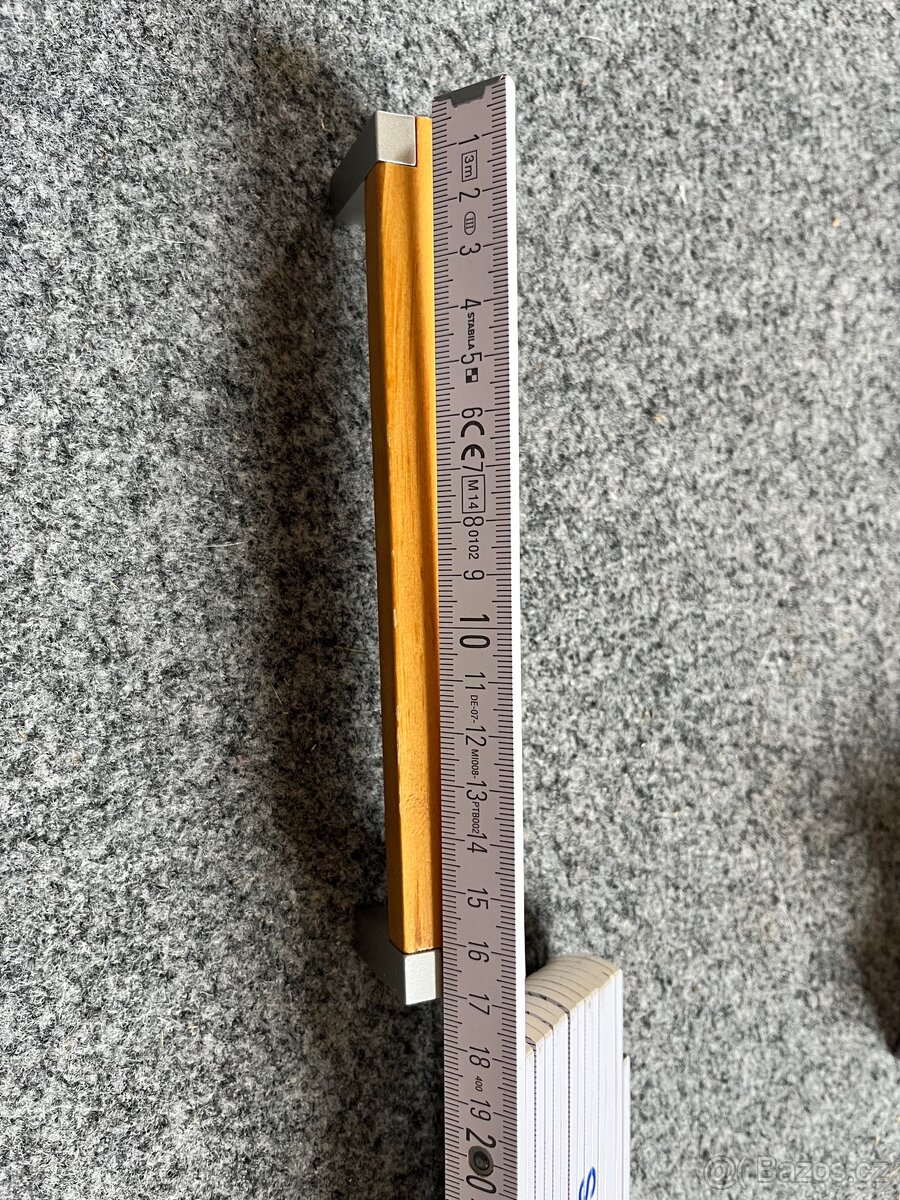 Úchytka nábytková, dřevo/hliník - 2