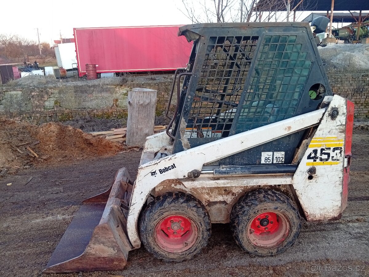 Smykový nakladač - 2