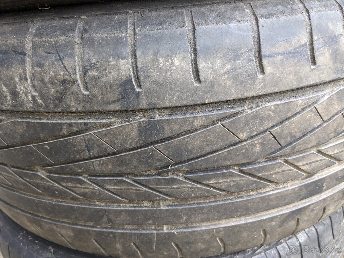 Pneu GOODYEAR 235/55R17 - 2