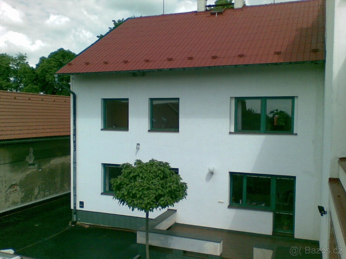 Prodám dům v Hradci Králové s garáží na 4 auta a zahradou. - 2