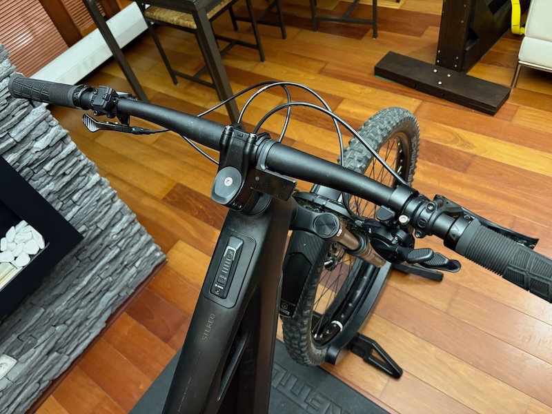 Prodám celoodpružené karbonové elektrokolo Cube ONE44 RACE - 2