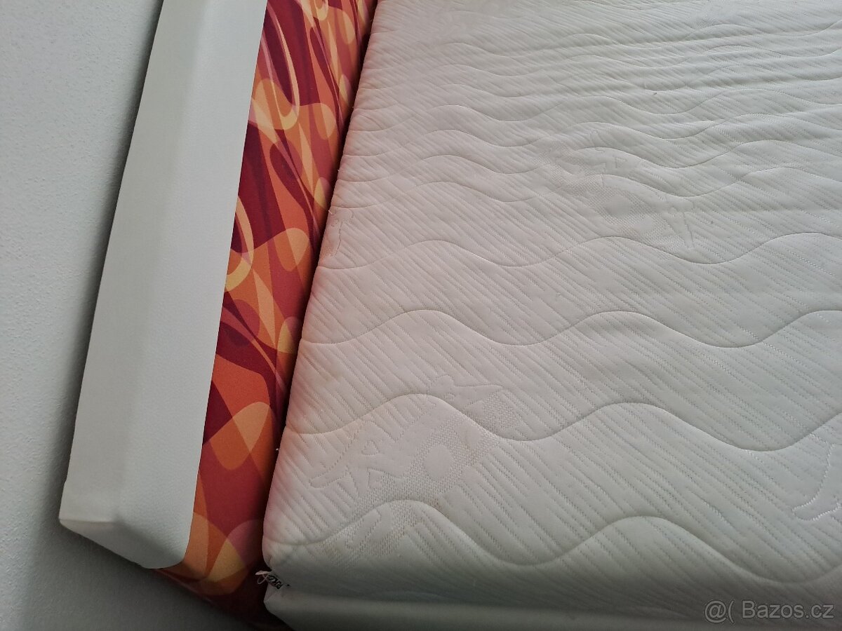 Jednolužková čalouněná postel 90 x 200 cm - 2