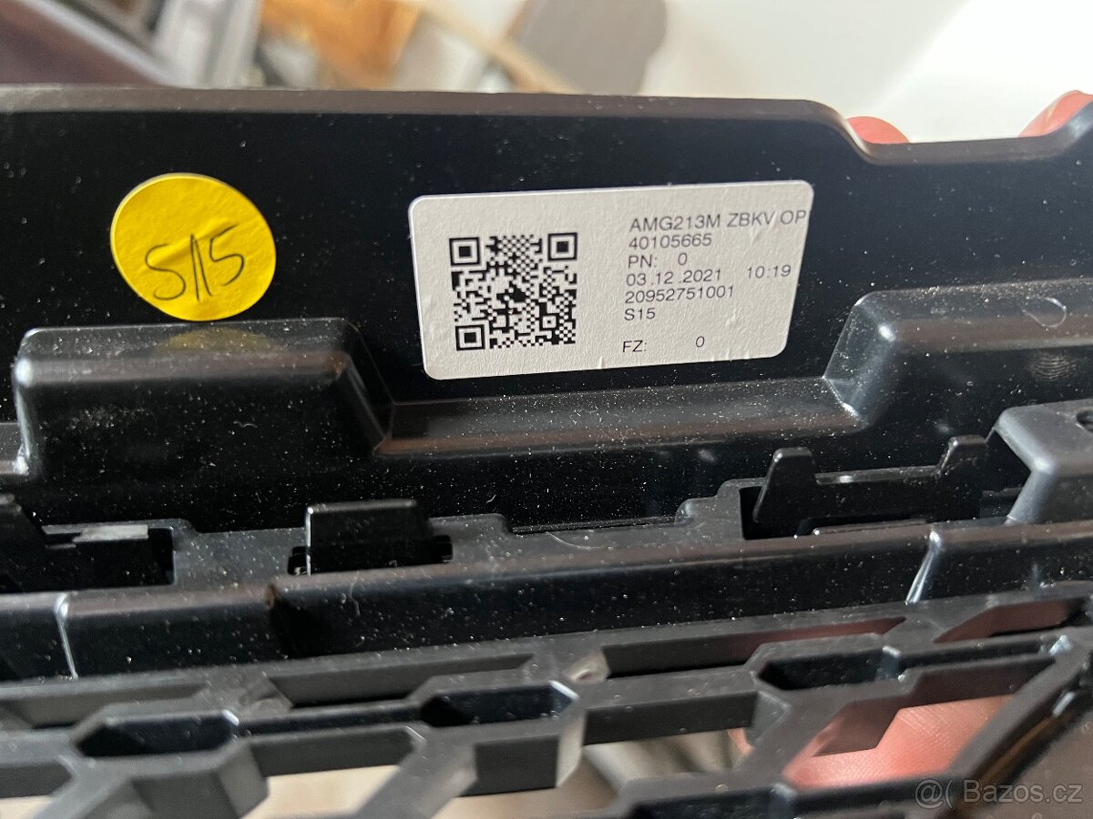 MERCEDES PŘEDNÍ MASKA - 2