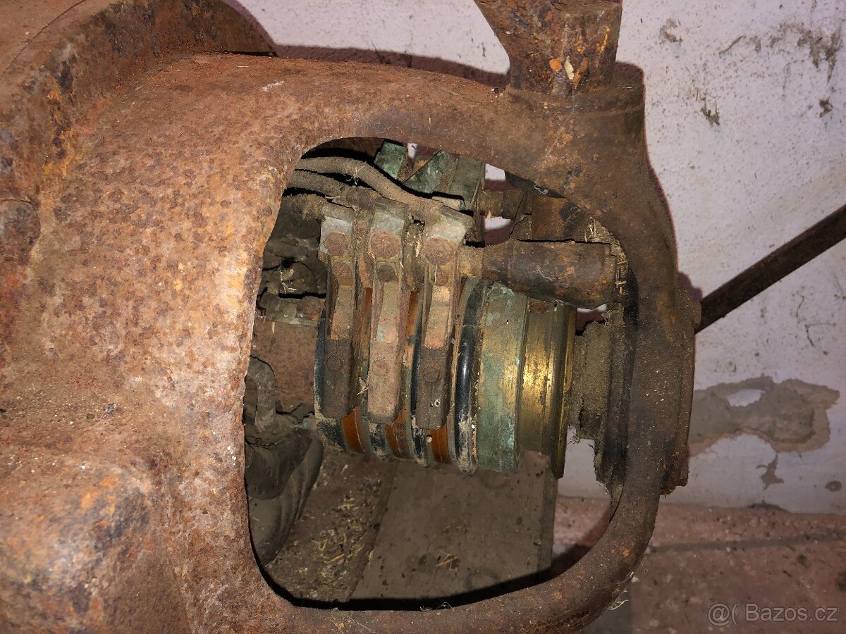 Historický velký kartáčový motor. - 2