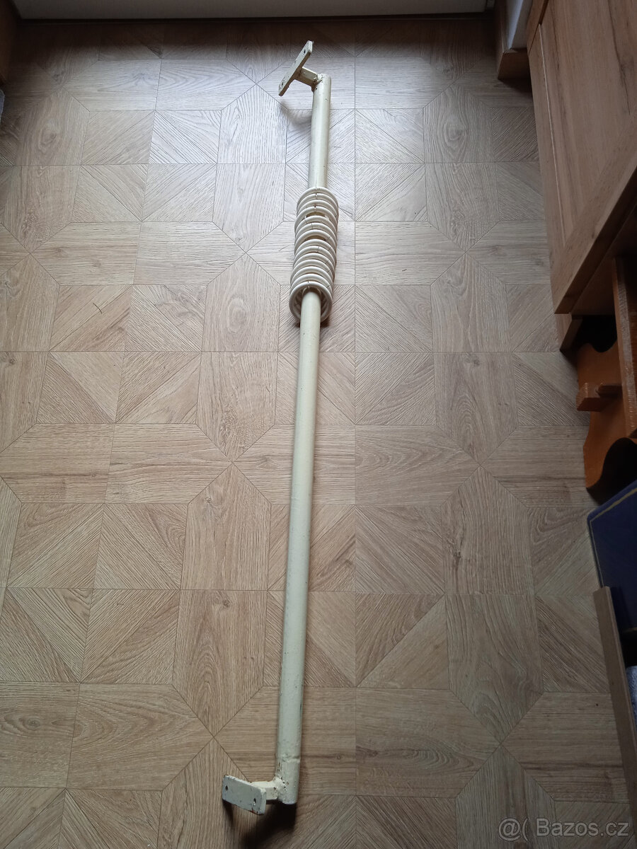 Prodám levně starou železnou garnýž - 2