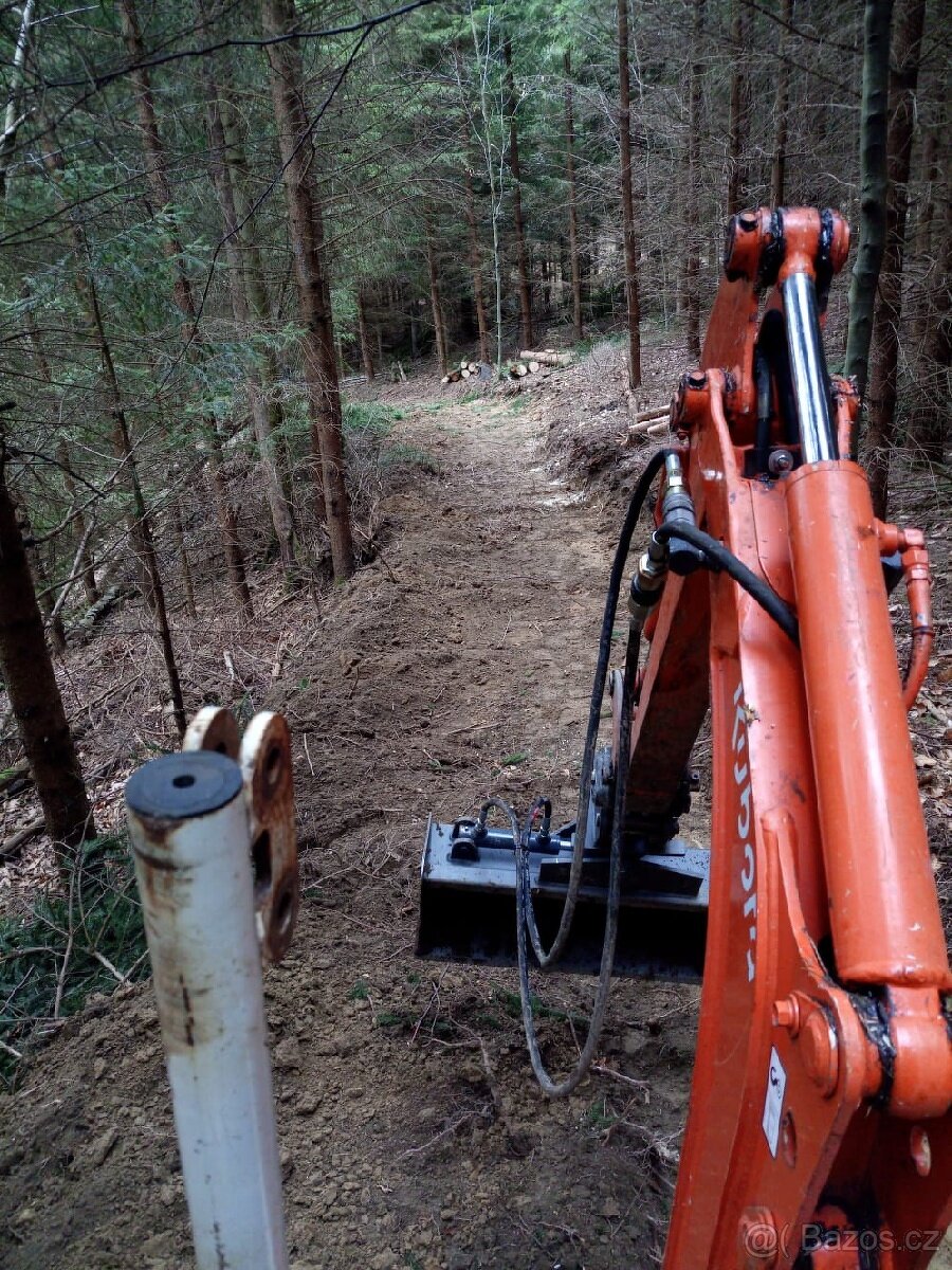 Výkopu mini bagrem - 2