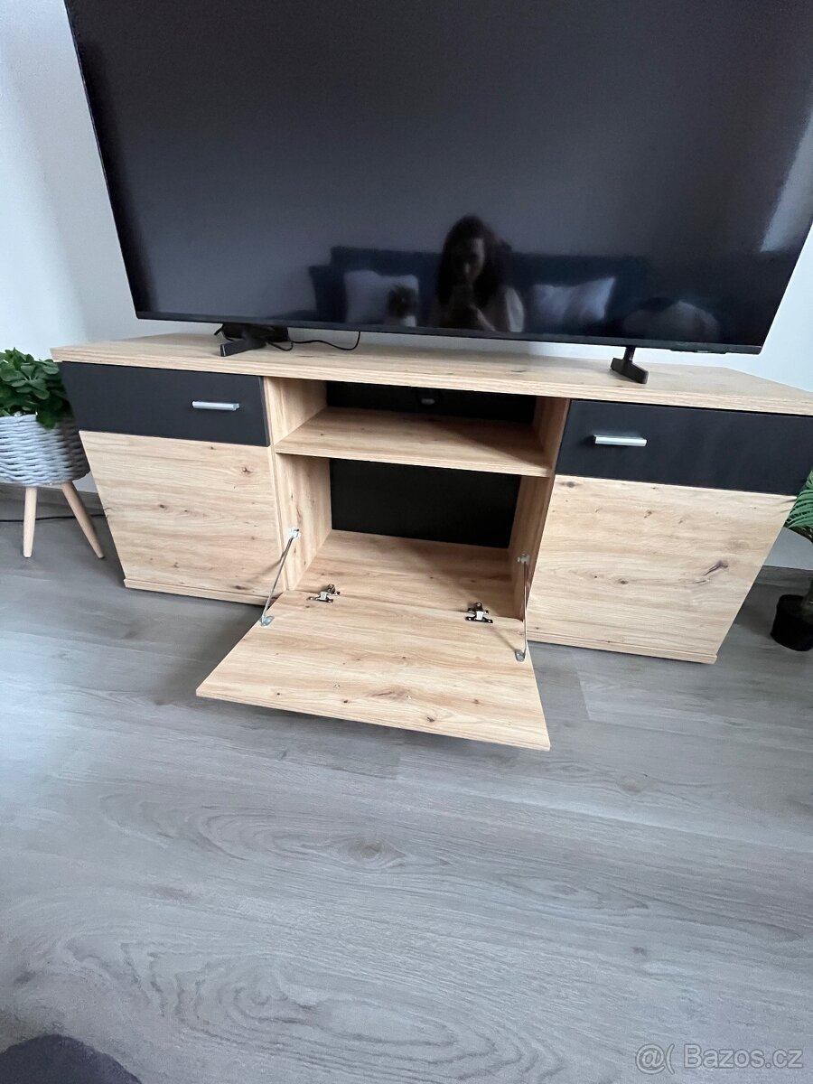 Skříňka pod TV - 2