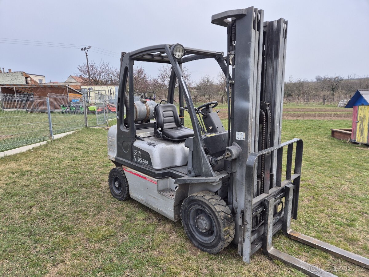 VZV Nissan 2,5t LPG zdvih 5m - 2