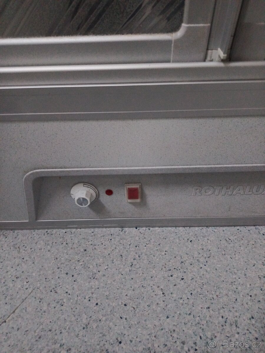 Sprchový kout s malým bojlerem. - 2