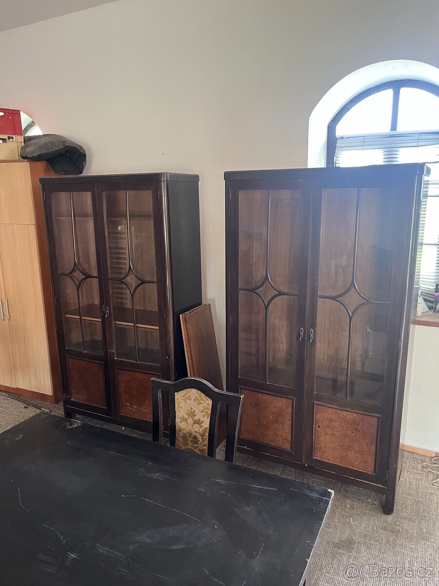 Starý nábytek, starožitnost. - 2