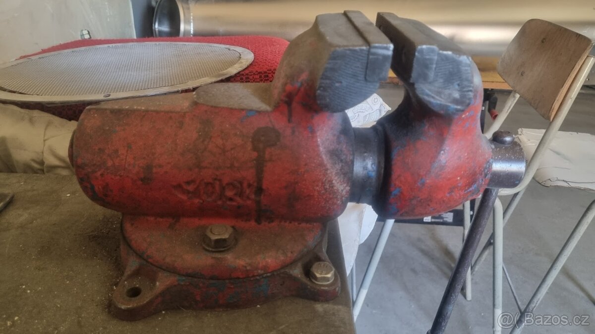 Dílenský ponk se svěrákem - 2