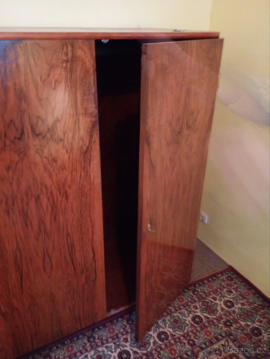 Skříň šatní lakovaný ořech - 2