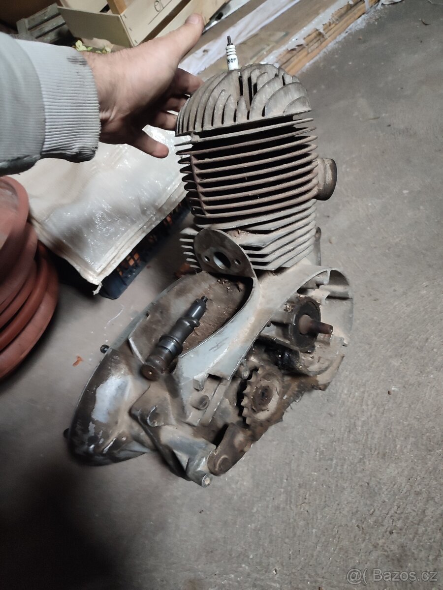 Motor Jawa 250 kývačka. - 2