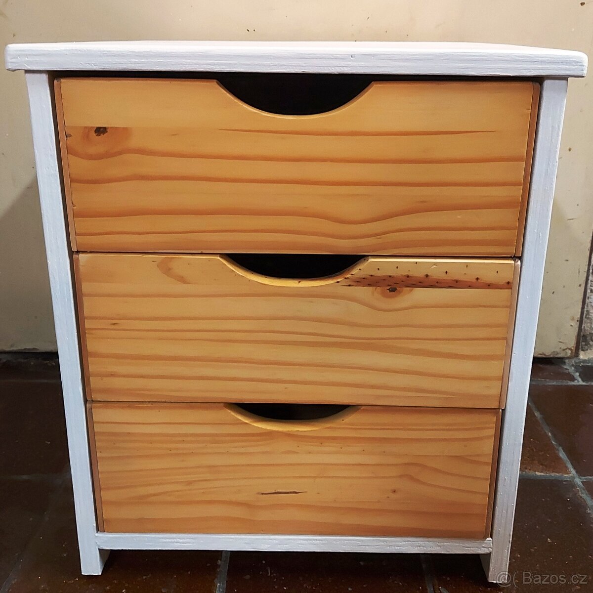Skříňka se 3 zásuvkami - 2