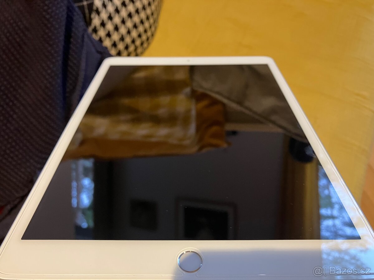 iPad 7. generace - 32 GB - Wifi (A2197) - 2