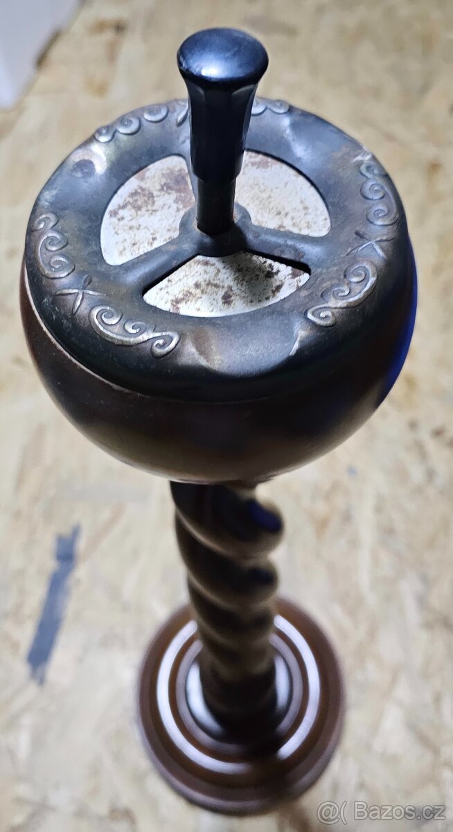 Dřevěný popelník, uvnitř měď. - 2