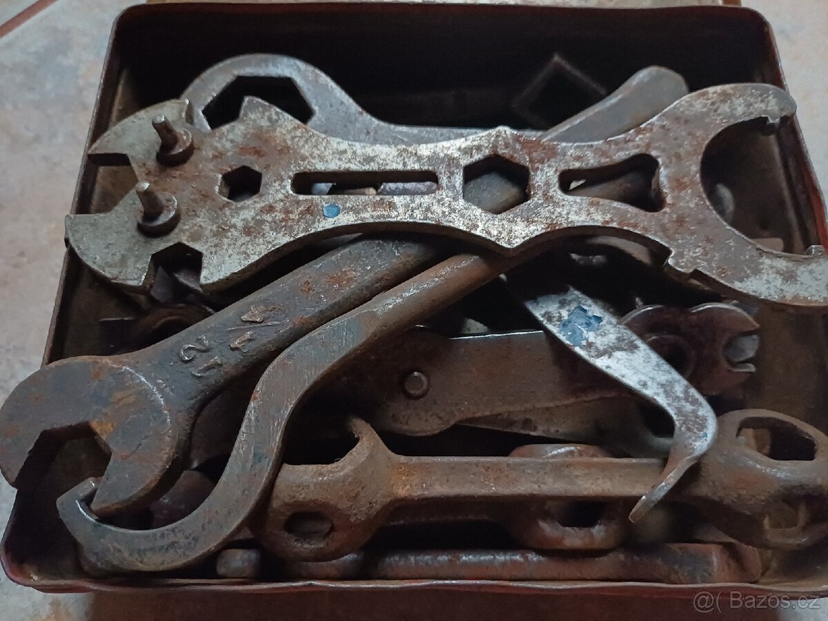 Prodám staré klíče a plechovou lékárničku - 2