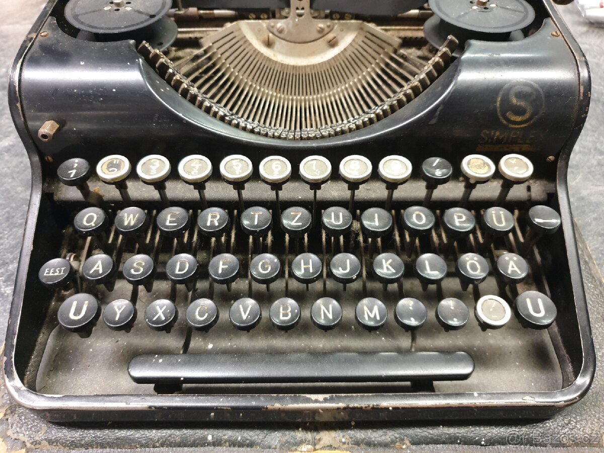 Starý psací stroj Olympia - 2