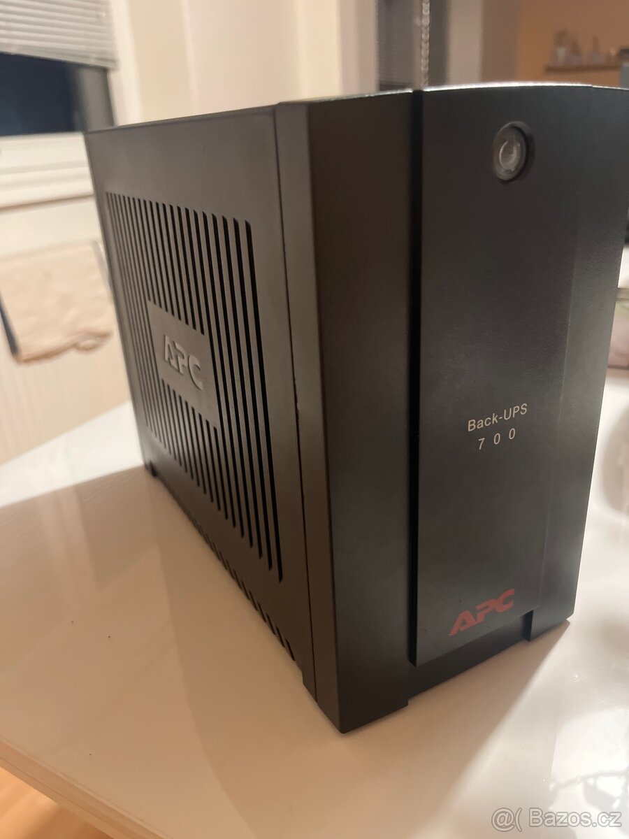 APC B700UI záložní zdroj - 2