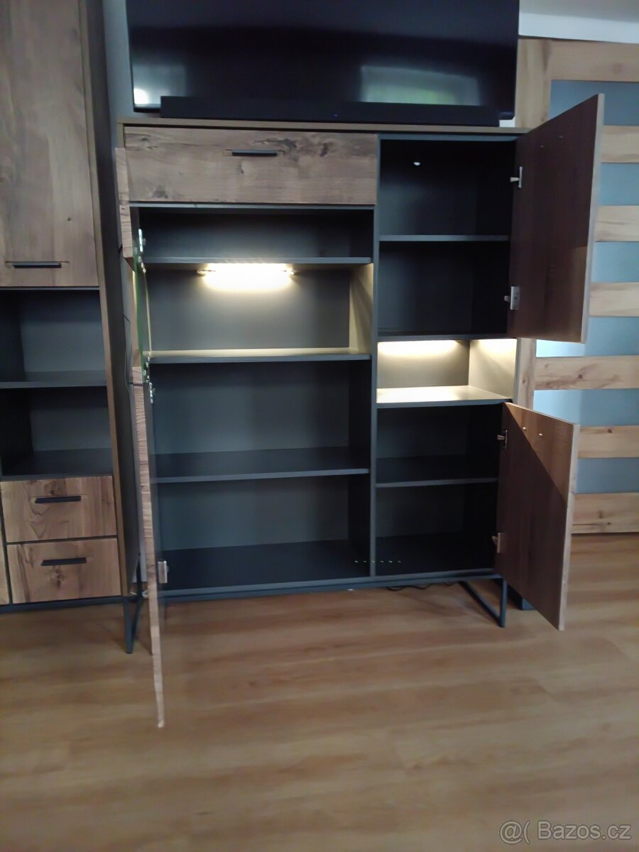 Prodám vitrínu Sconto Mannhatan ve výborném stavu - 2