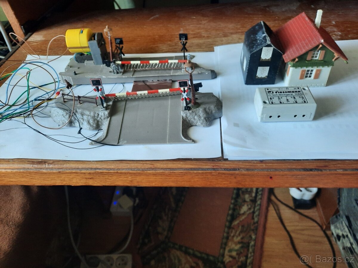 železniční přejezd se závorami - 2