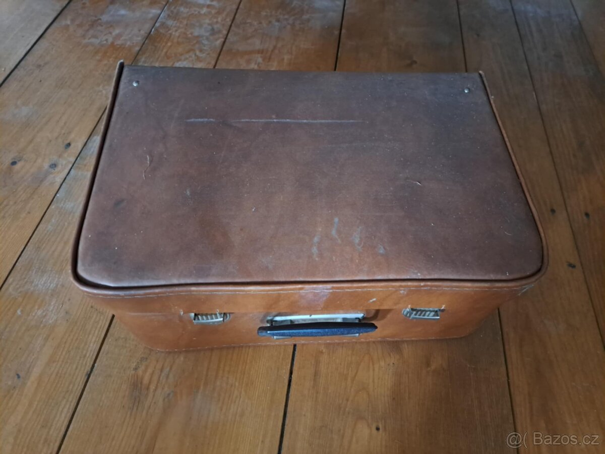 Prodám starožitný šicí stroj v původním kufru - 2