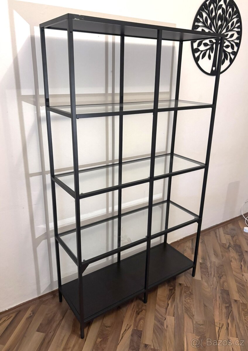 IKEA VITTSJÖ – stylový kovový regál se skleněnými policemi - 2