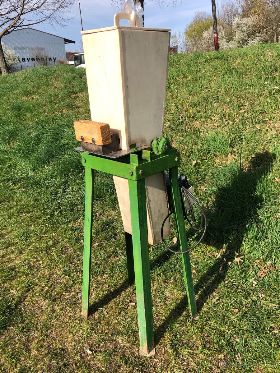 DRTIČ OVOCE NA 220 V - 2