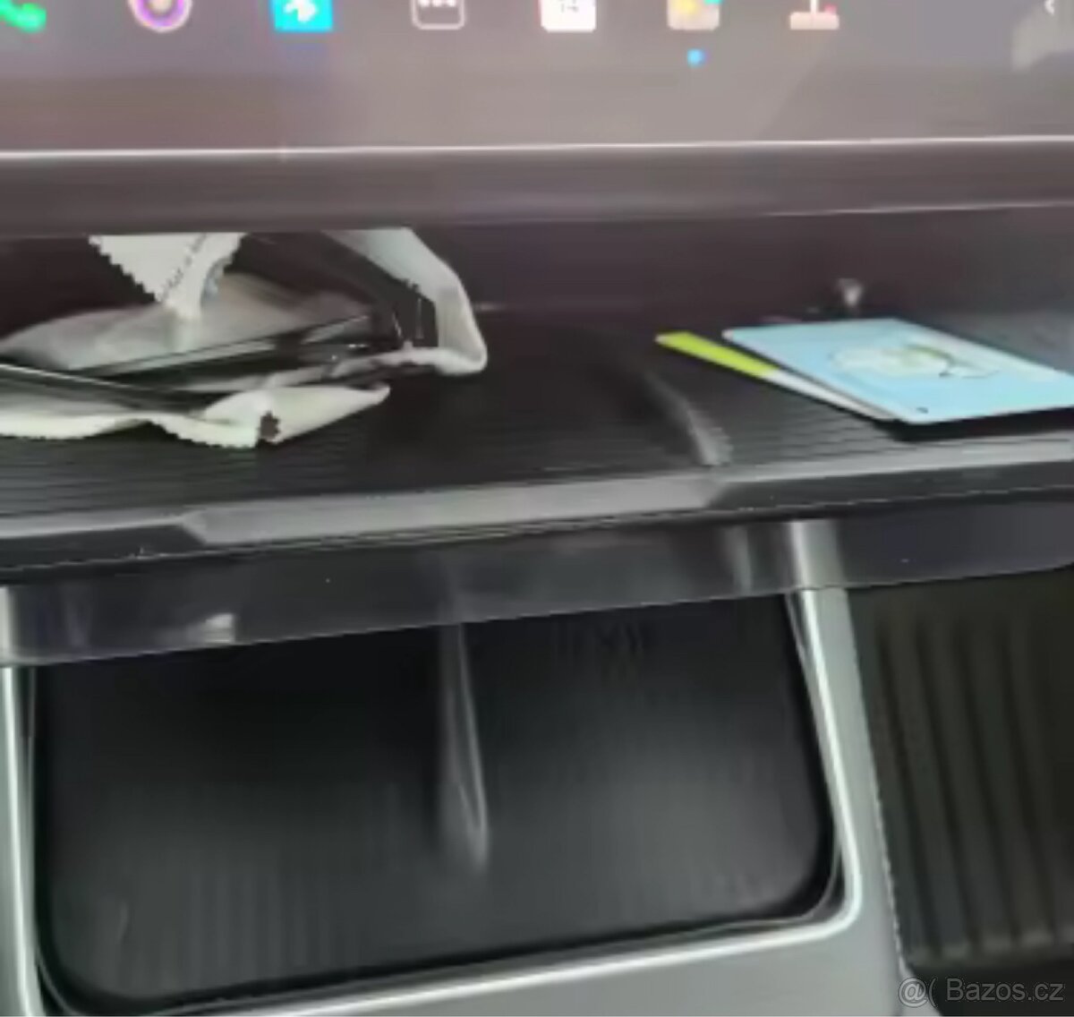 Tesla 3 nebo Y středový panel / kastlík - 2