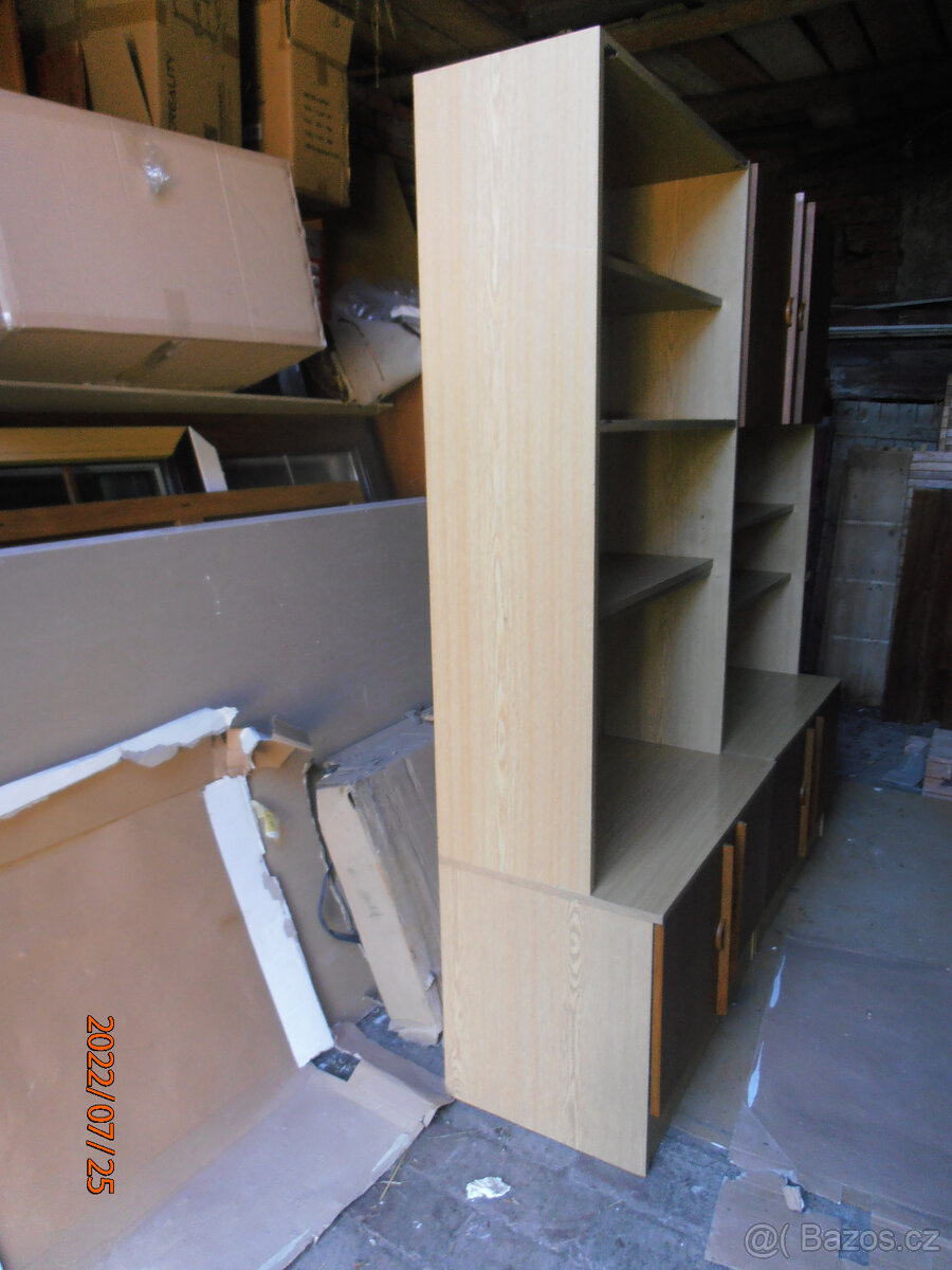 RETRO SKŘÍŇKY S POLIČKAMI - 2