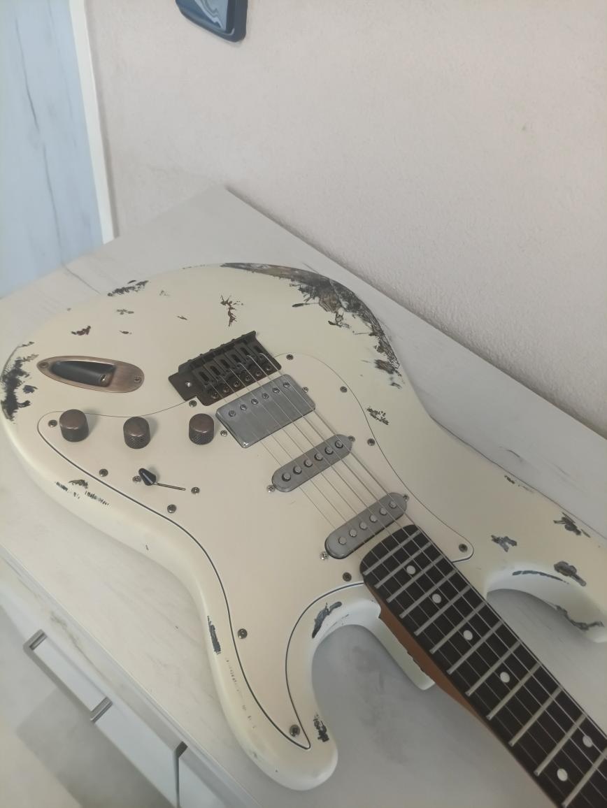 Elektrická kytara Stratocaster - 2