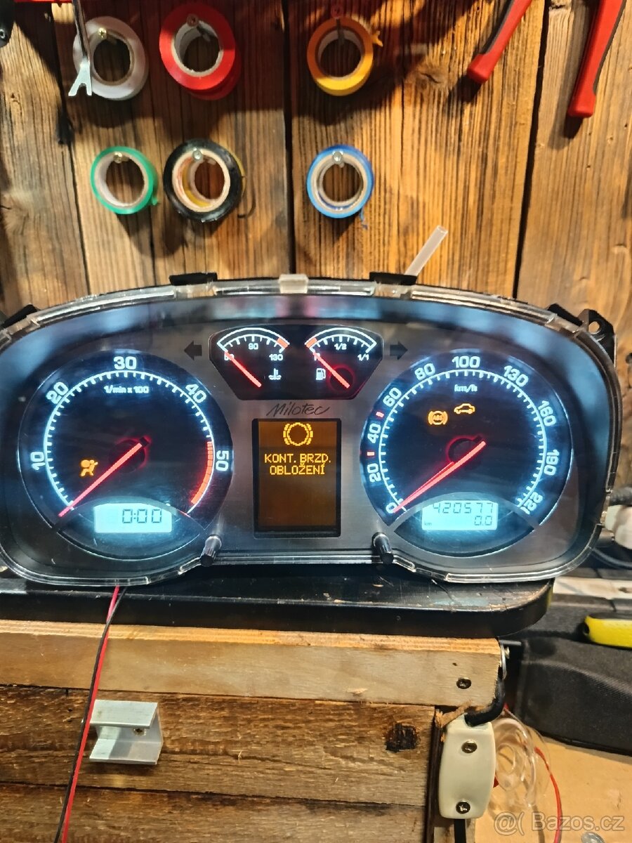 O1 Maxidot Budíky Podle Vaší Představy.
+ Instace do auta.d - 2