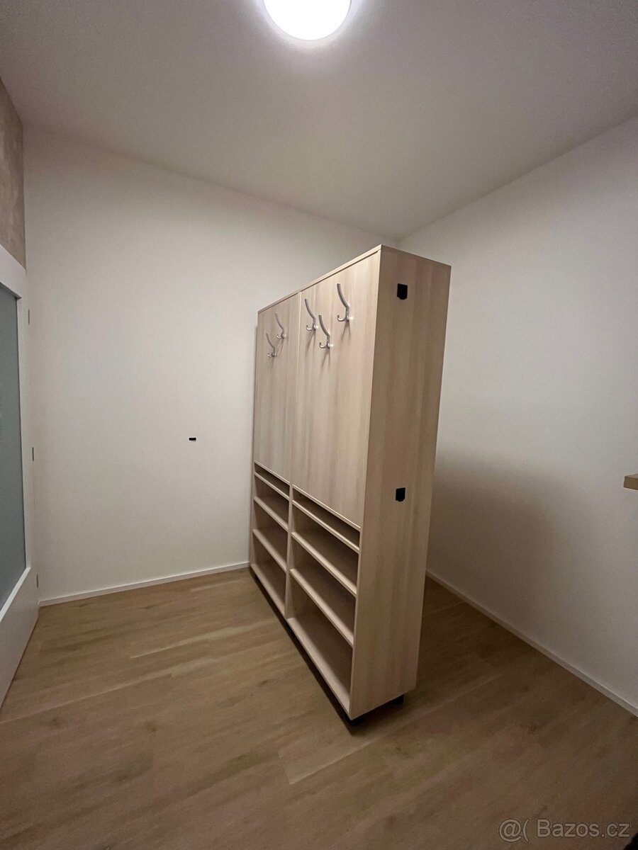 Skříň s botníky - 2