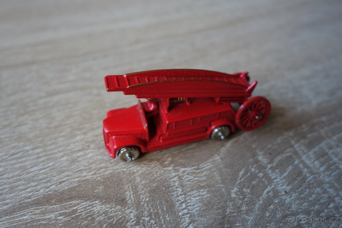 Kovový model hasičů Matchbox No. 9 Dennis Fire Engine - 2