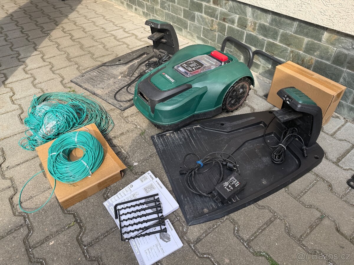 Robotická sekačka Parkside 1000m2 + 4Ah baterie - 2