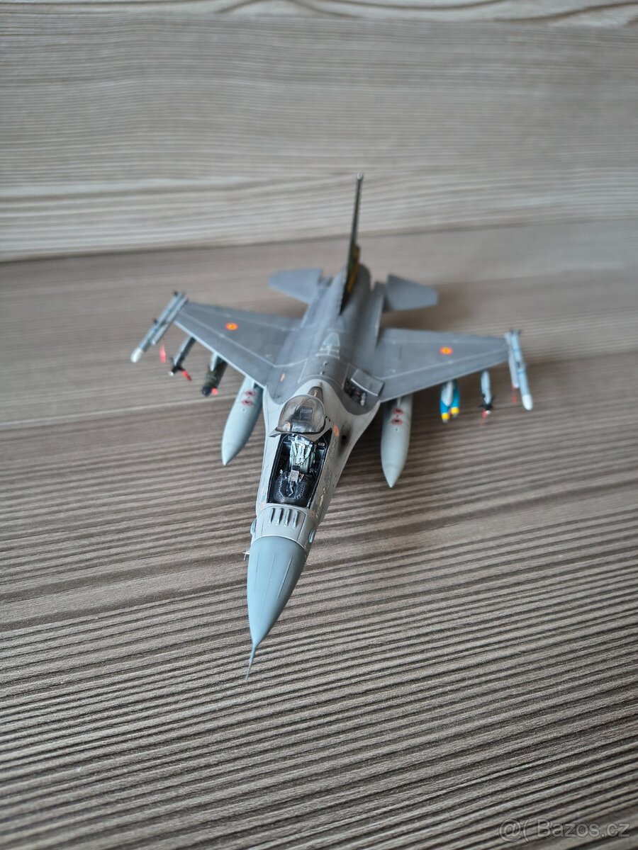 Model F-16 1/72 - 2
