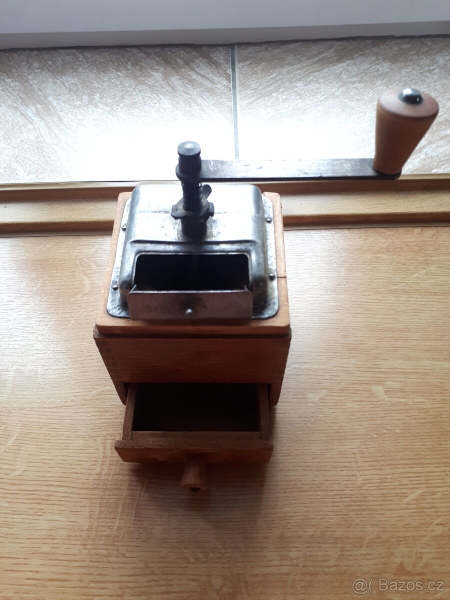 Starý dřevěný mlýnek na kávu SAVA - 2
